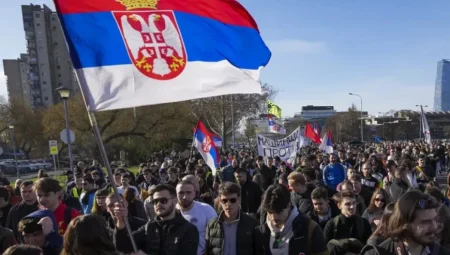 Sırbistan’da Öğrenciler Büyük Protesto İçin Belgrad’a Yürüyor