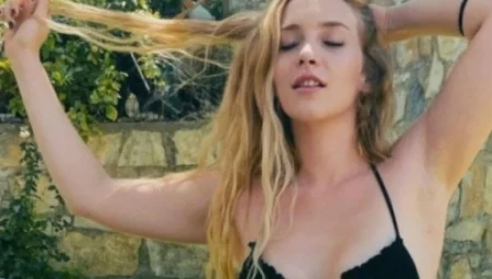 Hayal Köseoğlu’dan dudak dudağa pozla aşk ilanı: Yeni sevgilisi de oyuncu çıktı