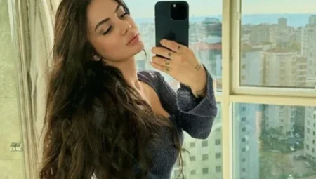 Ece Ronay’dan siyasete mesafeli duruşuna tepki gösterenlere sert yanıt: ‘ODTÜ’lü yapınca kahraman, ben yapınca terörist’