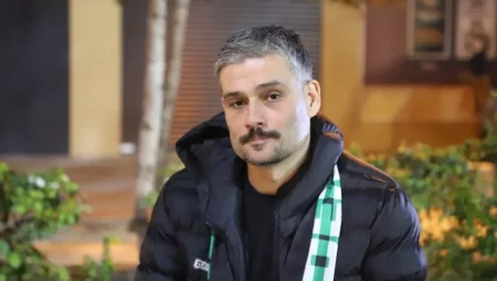 Denizlispor Başkanı Erhan Ergil şehir meydanında açlık grevine başladı