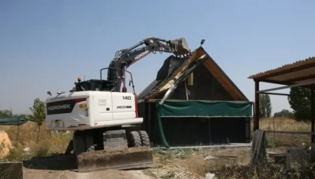 Nilüfer Belediyesi, Kayapa Mahallesi’nde biri iş yeri biri konut olmak üzere iki kaçak yapıyı yıktı