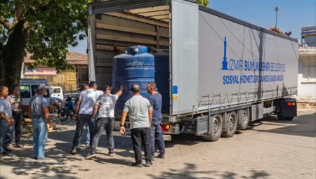 İzmir Büyükşehir Belediyesi, orman yangınlarından etkilenen üreticilere su deposu desteği sağlıyor