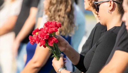 İzmir Büyükşehir, Roman Soykırımı’nın 81. yılında İzmir Körfezi’ne kırmızı karanfil bıraktı