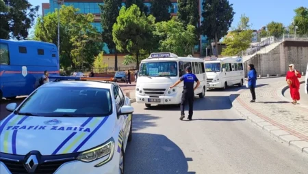 Denizli’de zabıta ekipleri hatalı park ve minibüs denetimleriyle trafik düzeni ve yolcu konforunu artırıyor