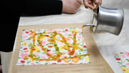 Mamak Belediyesi’nin balmumlu kumaş atölyesi Sağlıklı Kentler Birliği dergisinde örnek proje olarak yayımlandı