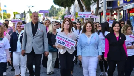 Çeşme’de Meme Kanseri Farkındalığı İçin Yüzlerce Kişi “Sağlığa Pembe Adımlar” Attı